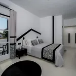 Bed & Breakfast Divelia Perissa (Santorini)