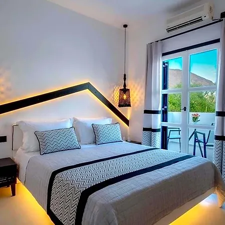 Divelia Oda ve Kahvaltı Perissa (Santorini)